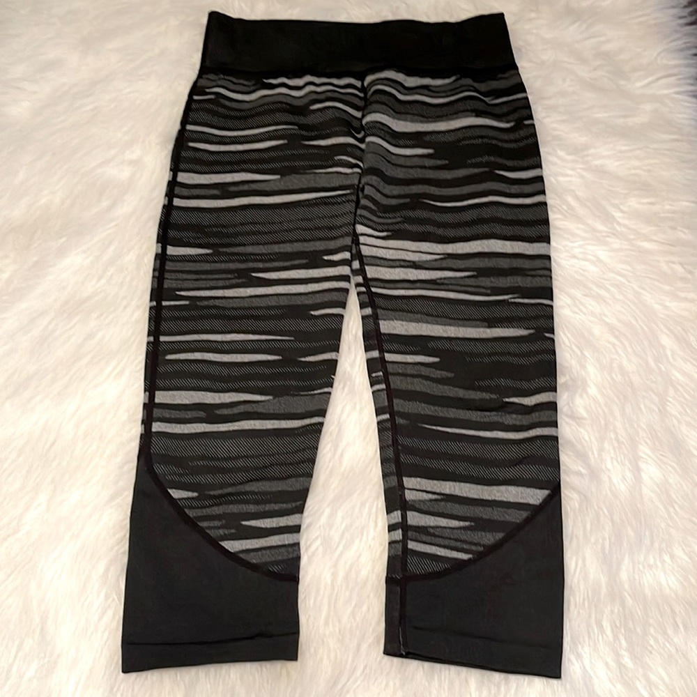 Women’s L Striped Work Out Capris